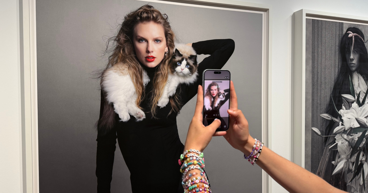 Inez & Vinoodh, Taylor Swift and Benjamin – Time Magazine, 2023, vriendschapsarmbandje actie, Kunstmuseum Den Haag. Een model poseert met een kat op haar schouder in een galerie.