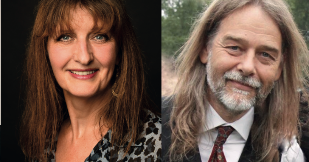 Een vrouw met lang bruin haar en een man met lang grijs haar.