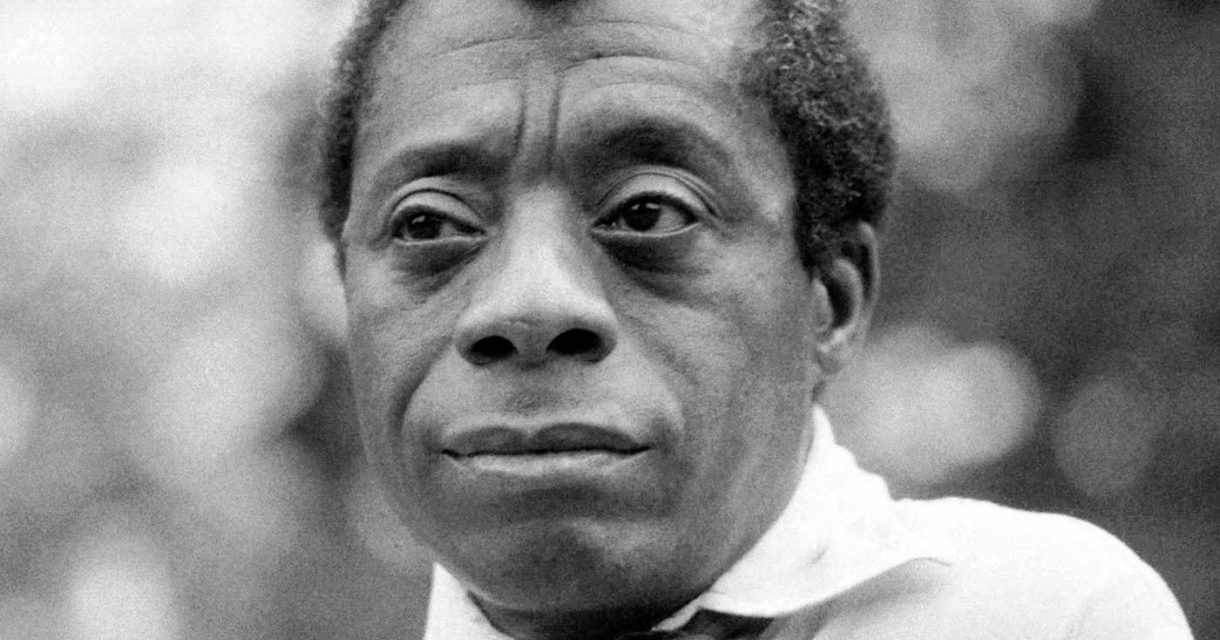 Een zwart-wit portret van een man met een ernstige blik.