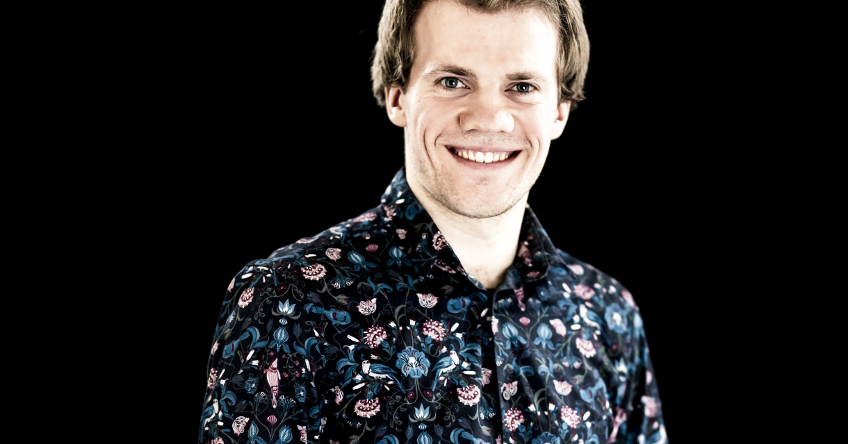 Jonge man met een blijde uitstraling en bloemenoverhemd. (c) Foppe Schut