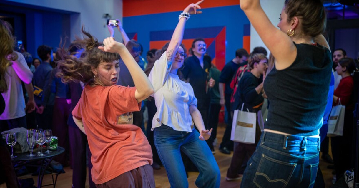 Groep mensen danst vrolijk op een feestje.