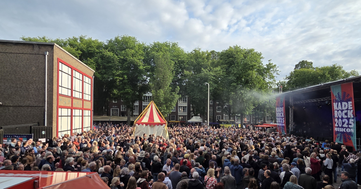 Crowd in front of the stage at Kade Rock festival