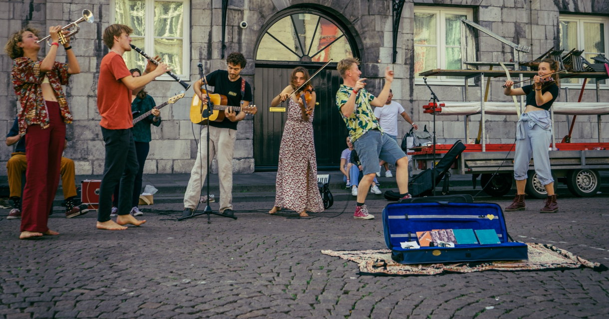 Een groep straatmuzikanten speelt muziek in een drukke straat. Een groep straatmuzikanten speelt muziek in een drukke straat.