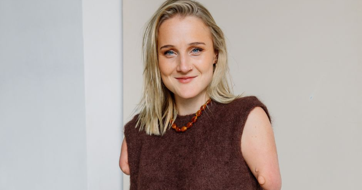 Eva Eikhout met een blije glimlach en een bruine trui. Foto: Roxy de Groot