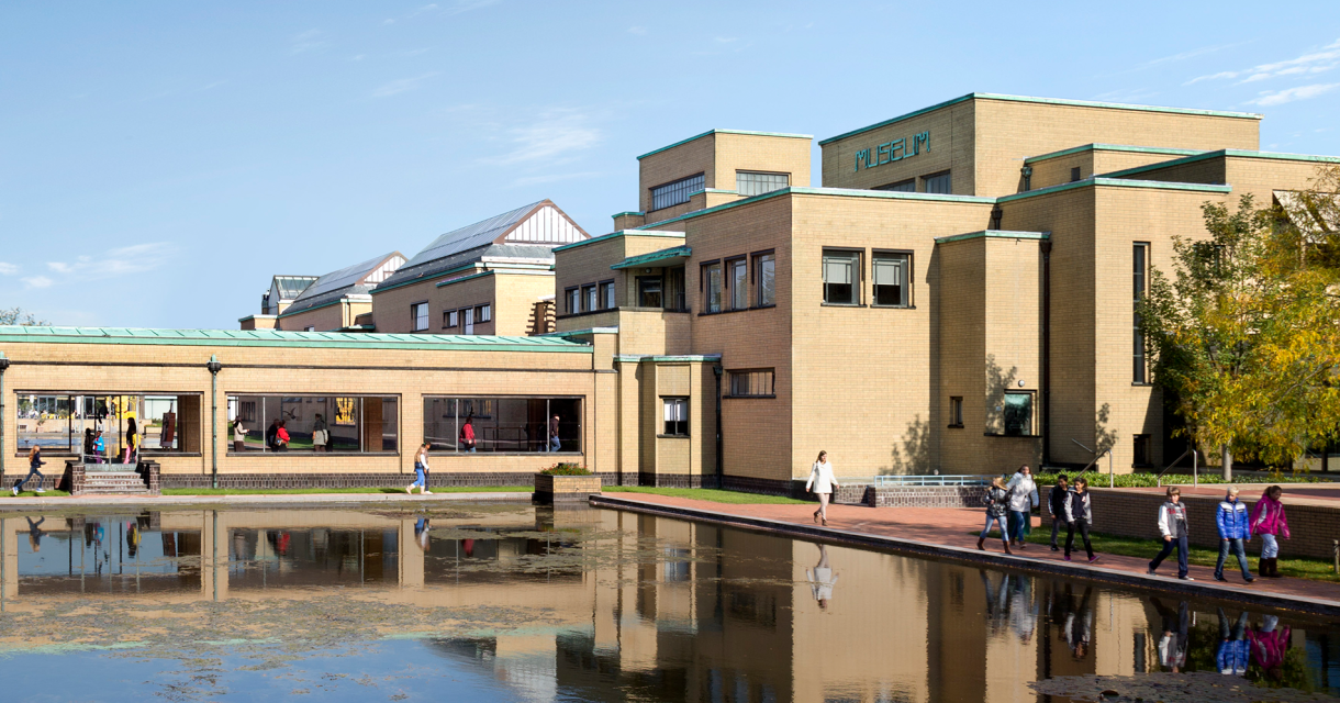De mooie buitenkant van Kunstmuseum Den Haag op een zonnige dag ontworpen door Berlage. De mooie buitenkant van Kunstmuseum Den Haag op een zonnige dag ontworpen door Berlage.