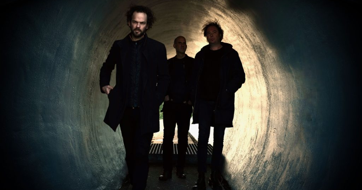 Drie mannen wandelen door een donkere tunnel. Drie mannen wandelen door een donkere tunnel.