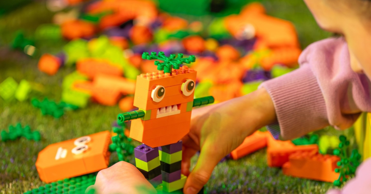 Meisje maakt Halloween monster met lego in Legoland. Meisje maakt Halloween monster met lego in Legoland.