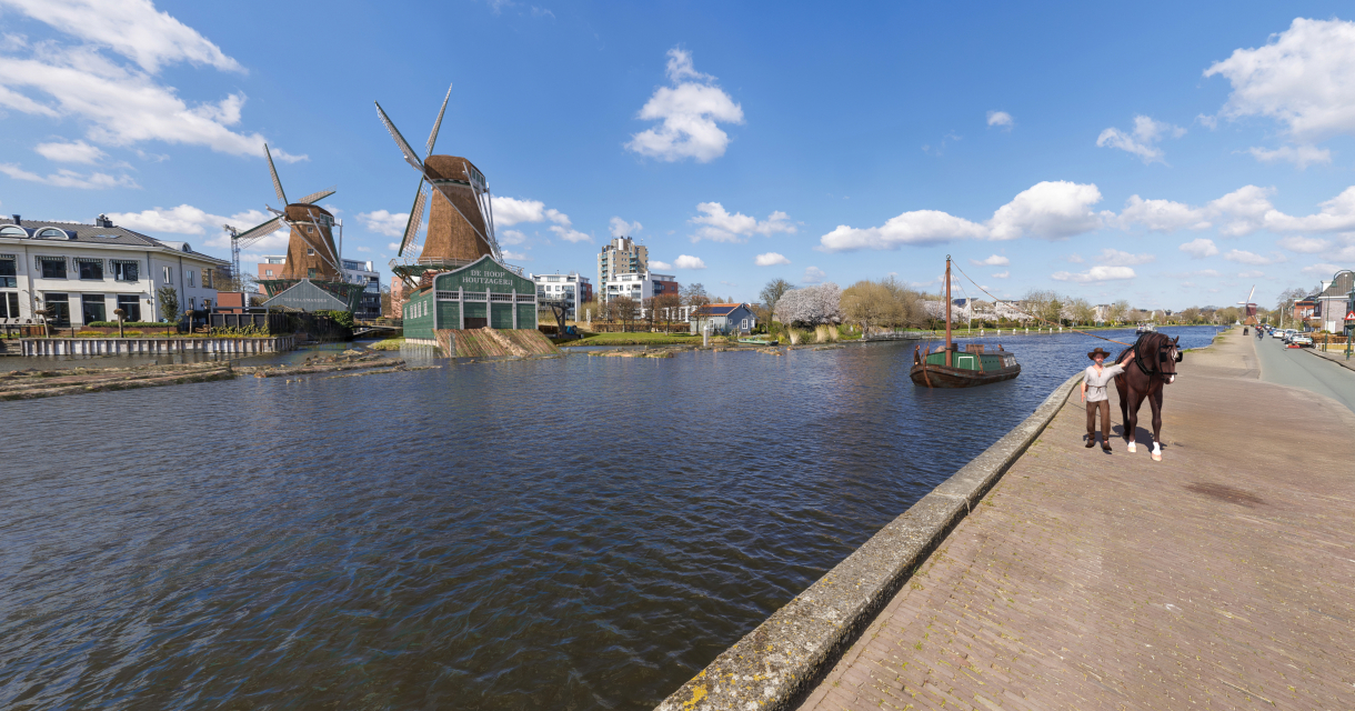 Een jongen leidt een paard langs een molen aan het water.