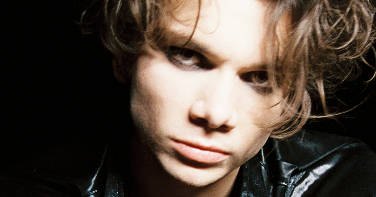 Artiest Lenny Monsou met een nonchalante uitstraling en krullend haar