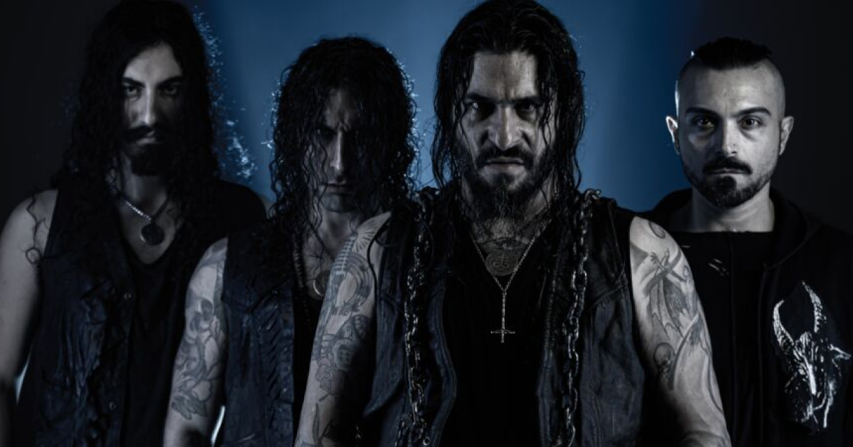 Vier leden van een metalband in zwarte kleding met tattoos. Foto: Chantik-Photography