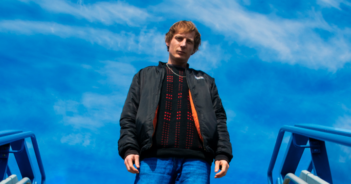 Lucky Fonz III staat onder een heldere blauwe lucht.