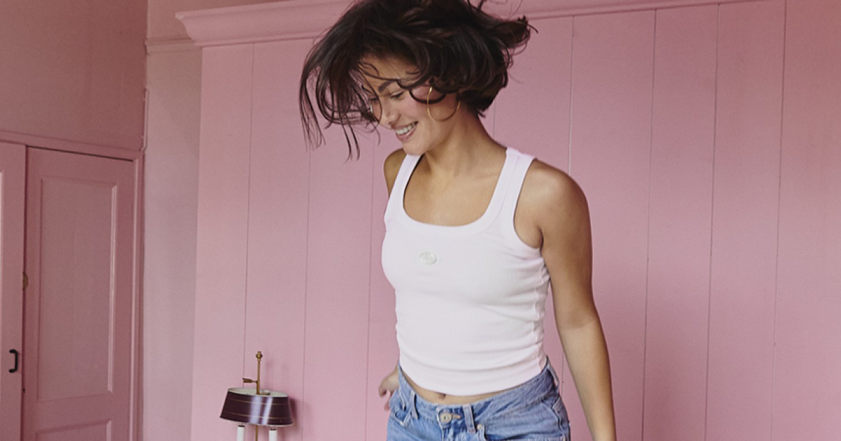 Luna danst vrolijk in een roze kamer.