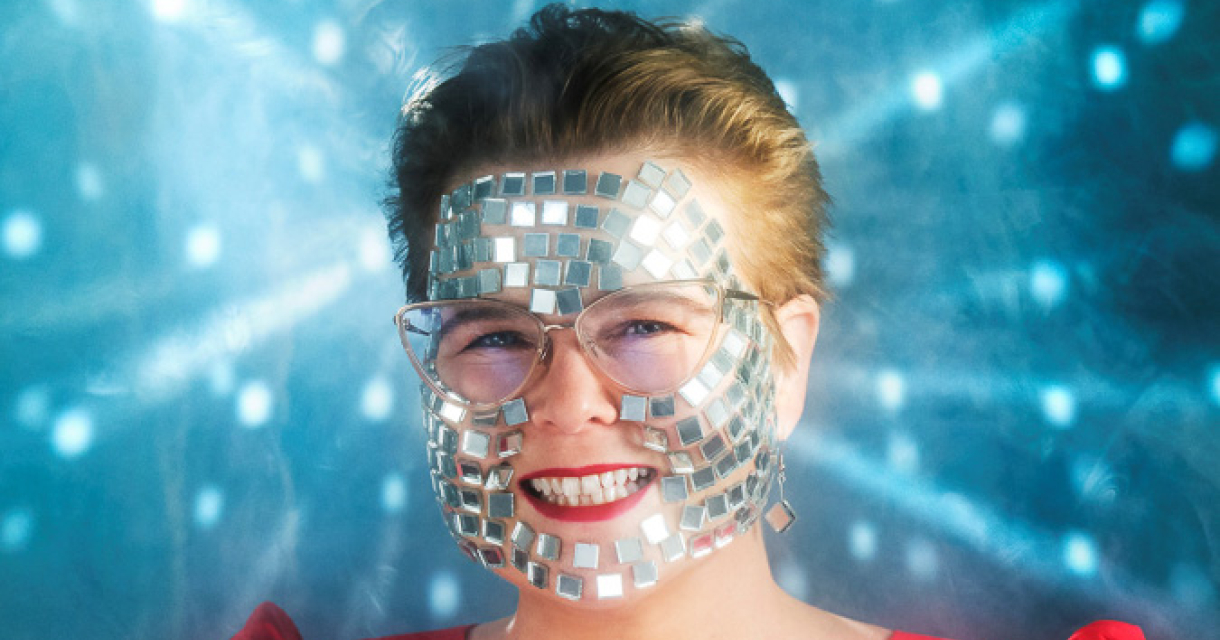 Marjolijn van Kooten op het podium tijdens haar cabaretvoorstelling