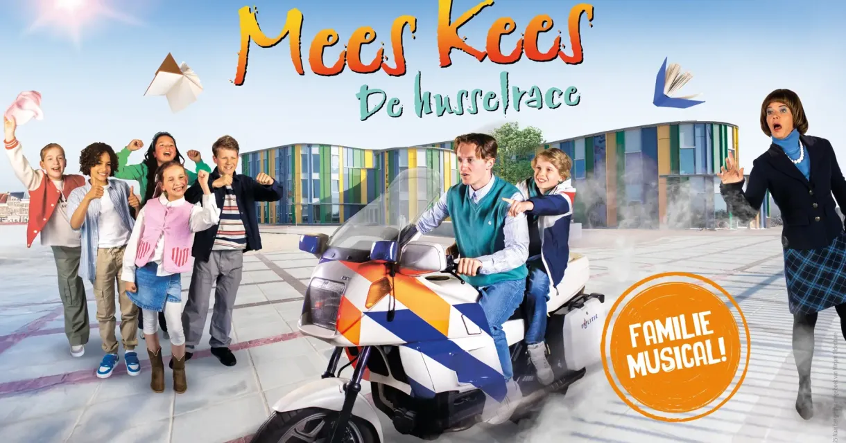Groep kinderen en volwassenen in vrolijke poses naast motor