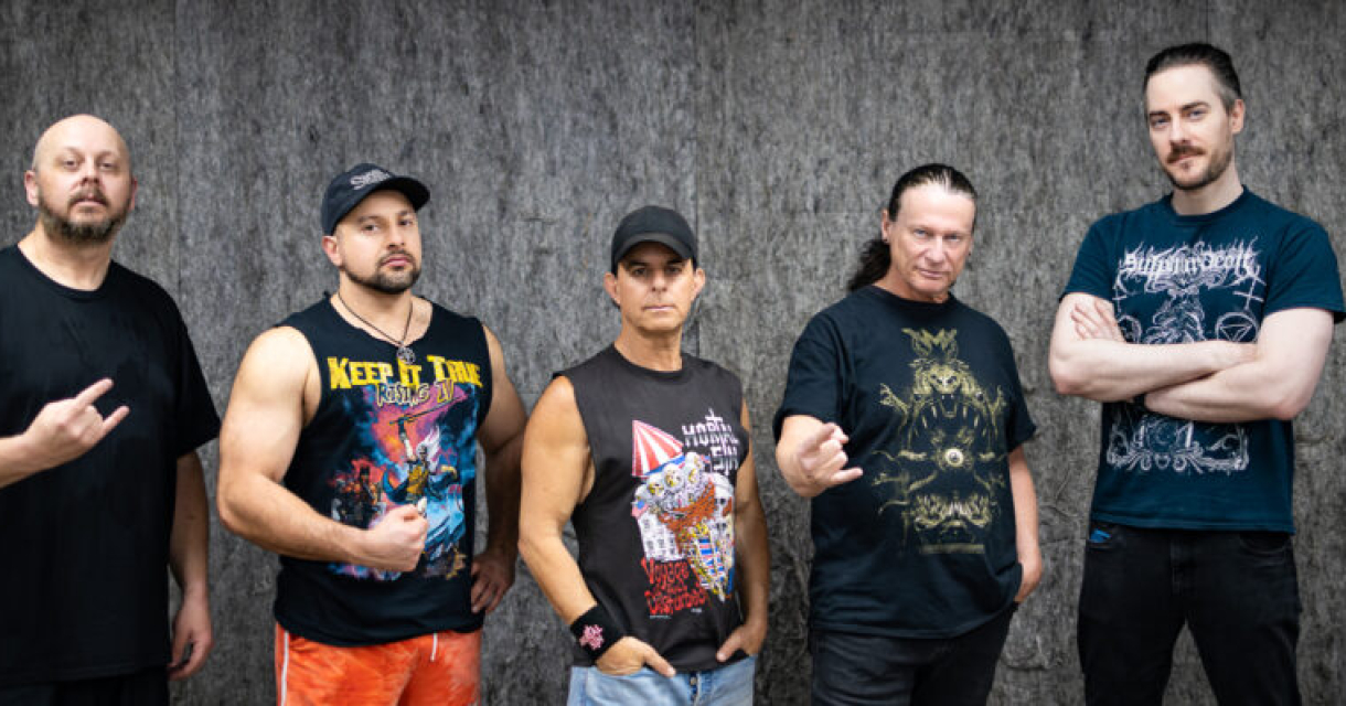 Vijf leden van metalband Mortal Sin poseren samen.