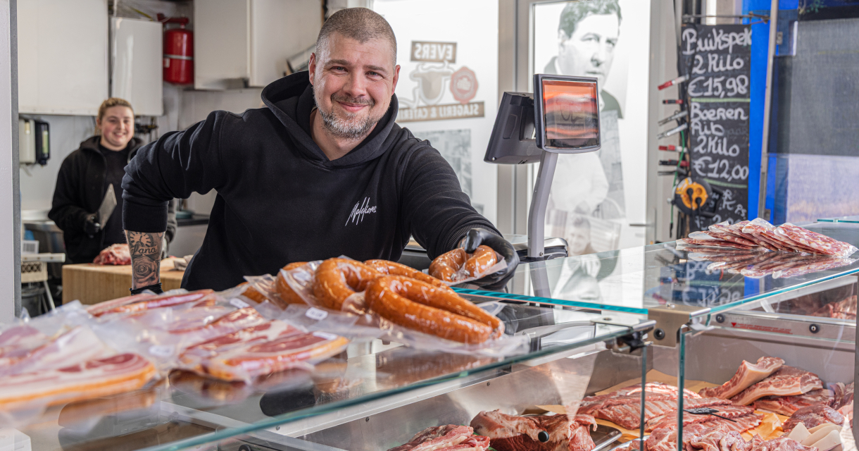 Marktverkäufer mit Produkten auf einer Theke auf dem Haager Markt Marktverkäufer mit Produkten auf einer Theke auf dem Haager Markt
