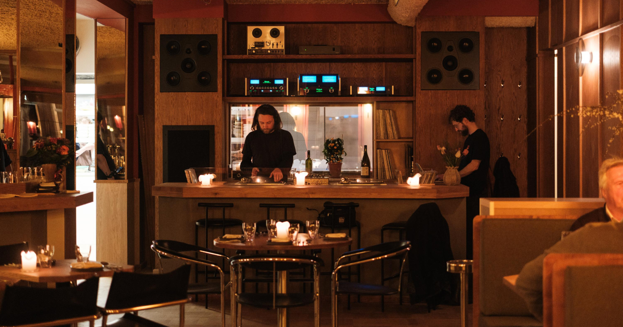 Gezellige eetplek in Den Haag. Interieur van gastrobar Onda met een barman aan de bar.