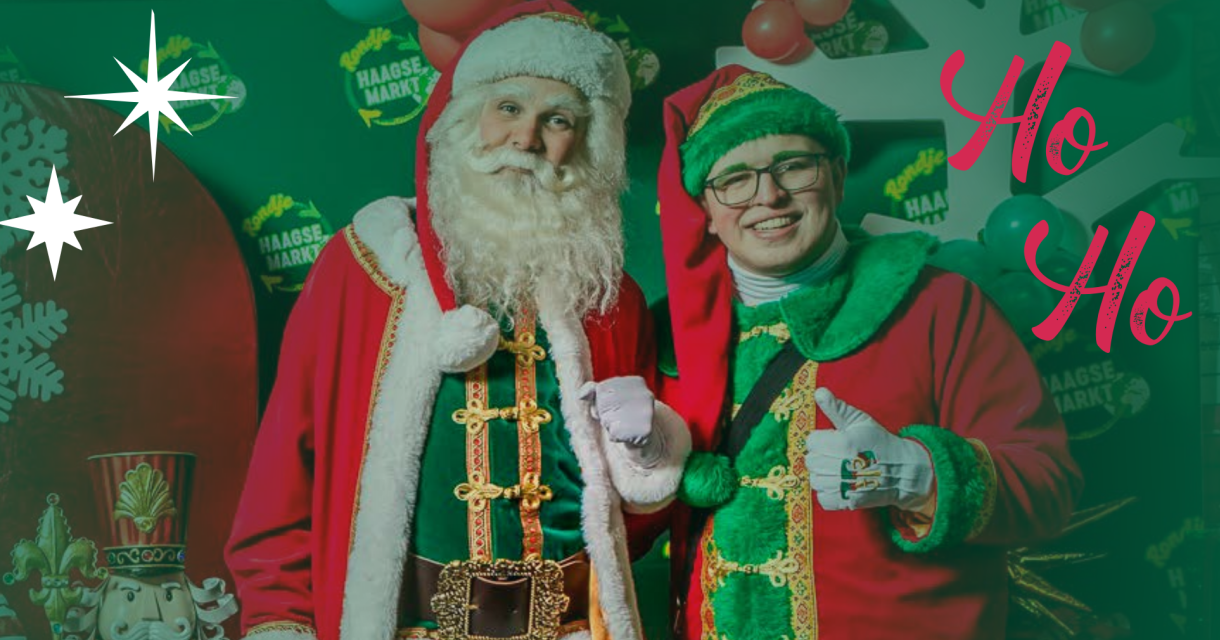 Twee vrolijke kerstmannen poseren samen in een feestelijke setting.