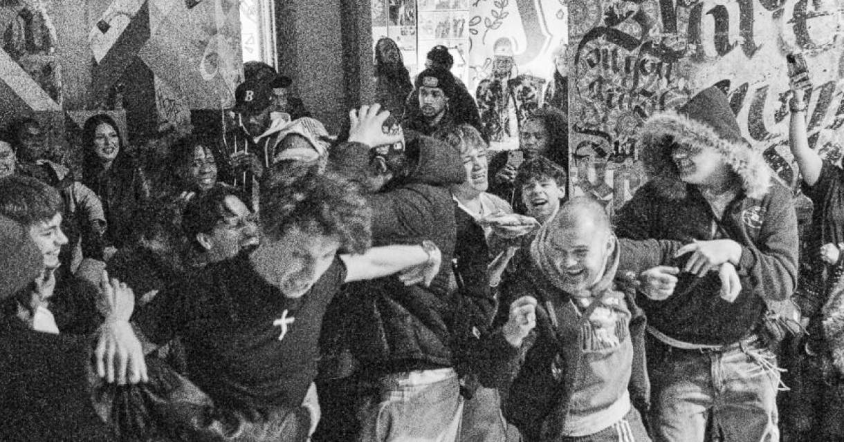 Groep jongeren die dansen en plezier hebben in een cafe.