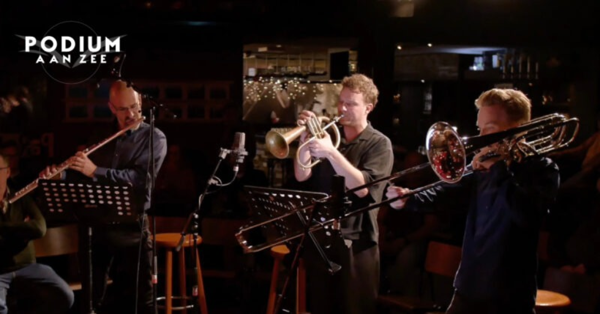 Muzikanten spelen op het podium in een jazzclub