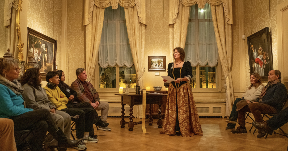 Een vrouw in historische kleding presenteert aan publiek in een zaal. Nacht van de Vrijdenkers. Spinoza Een vrouw in historische kleding presenteert aan publiek in een zaal. Nacht van de Vrijdenkers. Spinoza