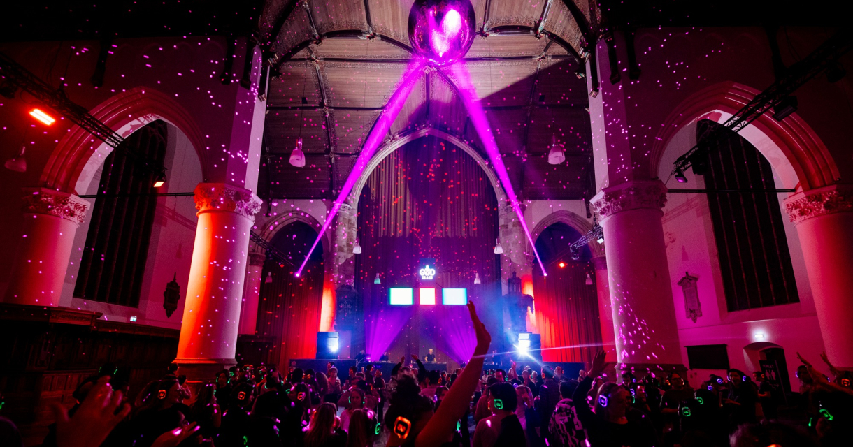 Een drukke stilte disco met mensen met koptelefoons.