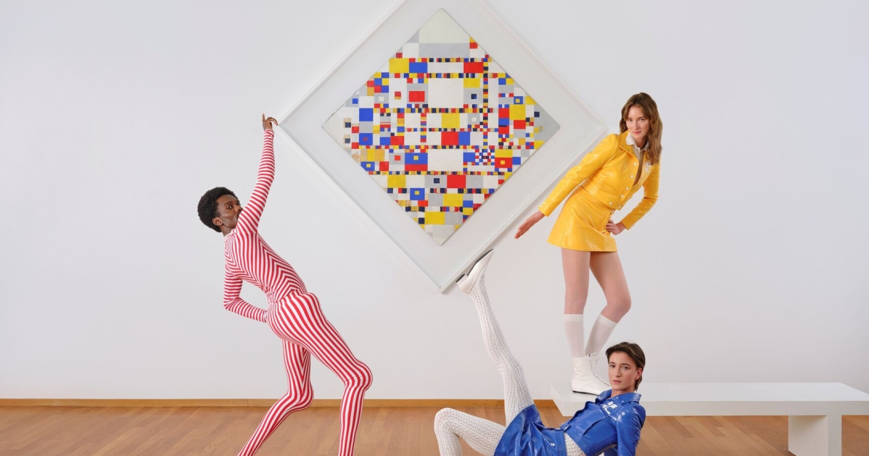 Piet Mondriaan Victory Boogiewoogie Kunstmuseum Den Haag  Photo Anne Claire de Breij
Trois personnes dans une galerie avec des tenues colorées et une œuvre d'art.