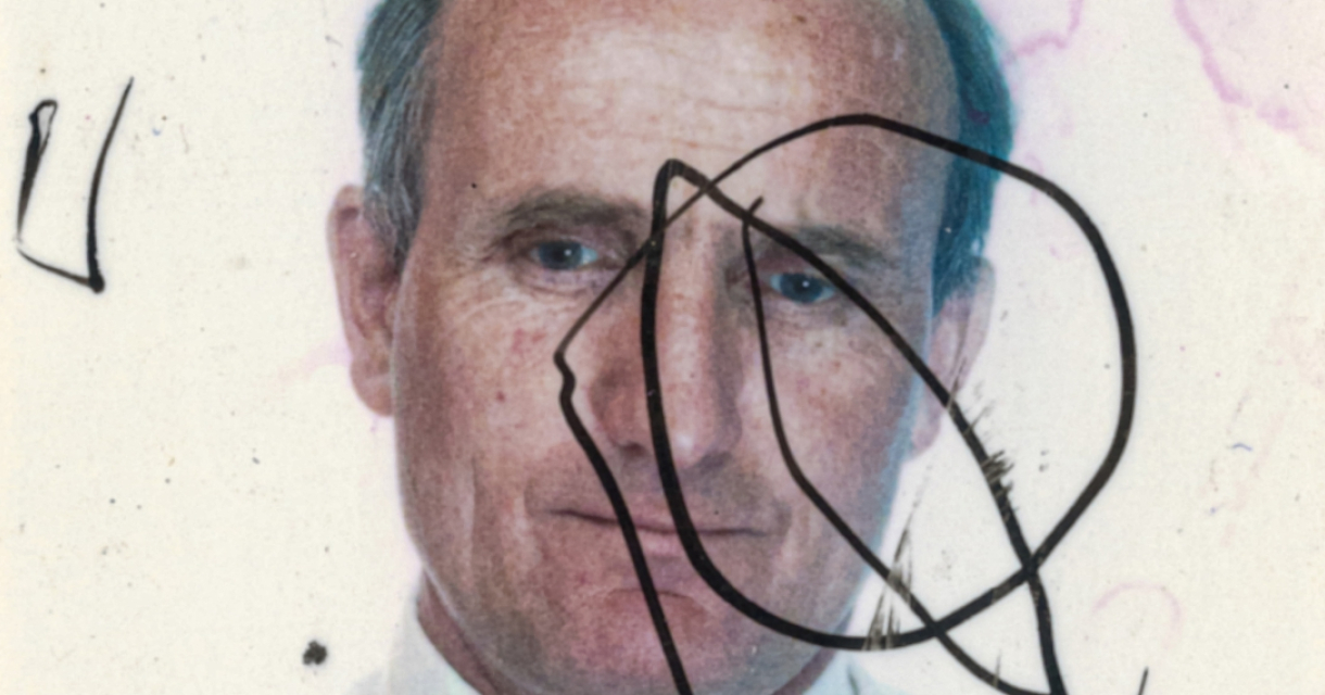 Een portret van een man met een vage achtergrond en tekenen erop.