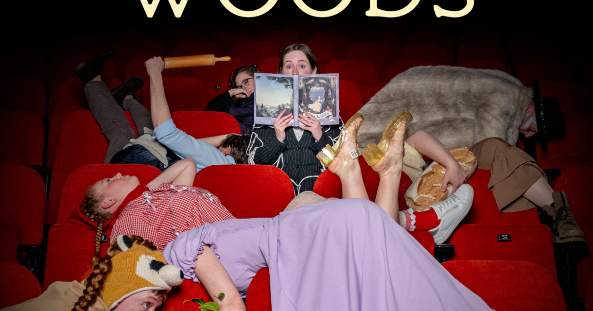 Acteurs in theaterstoelen met een boek op schoot.