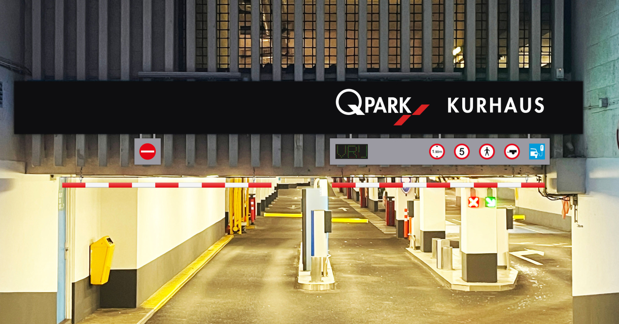 Toegang tot parkeergarage Q-Park Kurhaus met verkeersborden