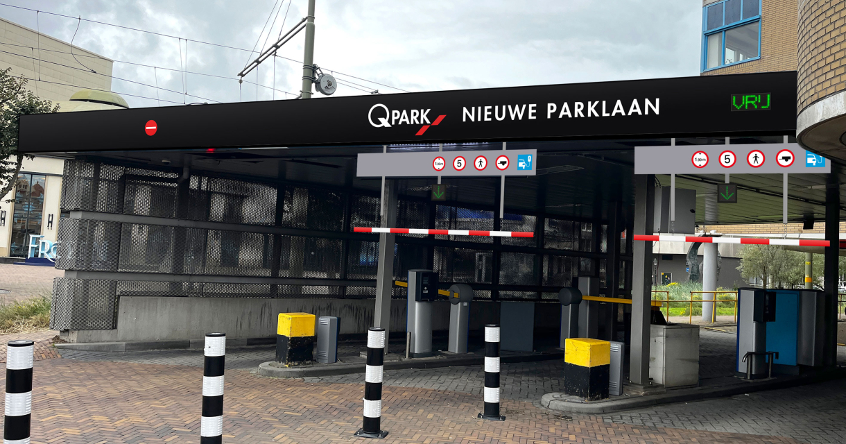 Zugang zum Parkhaus mit erkennbaren Signalen und Regeln.