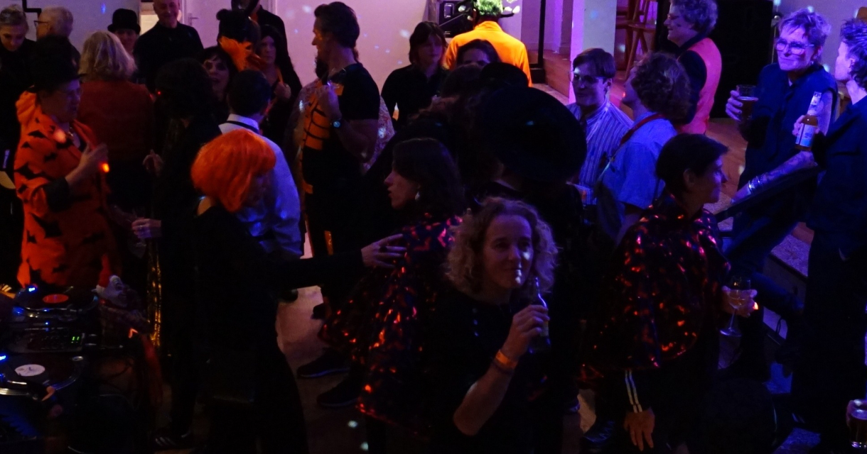 Mensen in kostuums genieten van een feest.