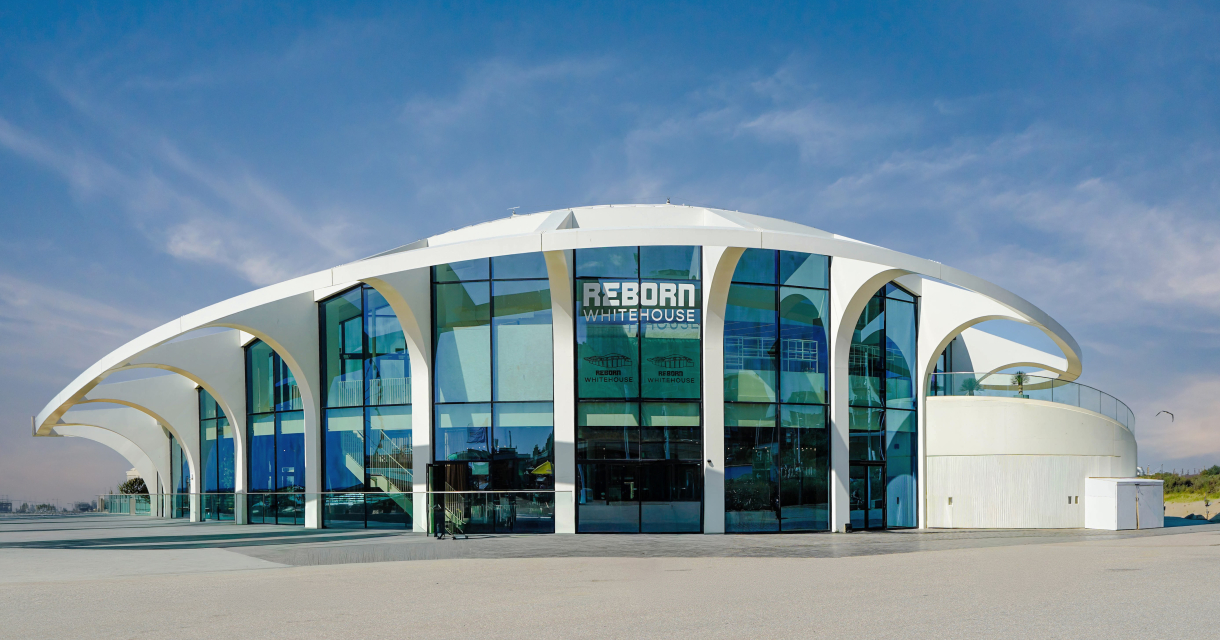Modern architectuur van Reborn Whitehouse met glazen gevel