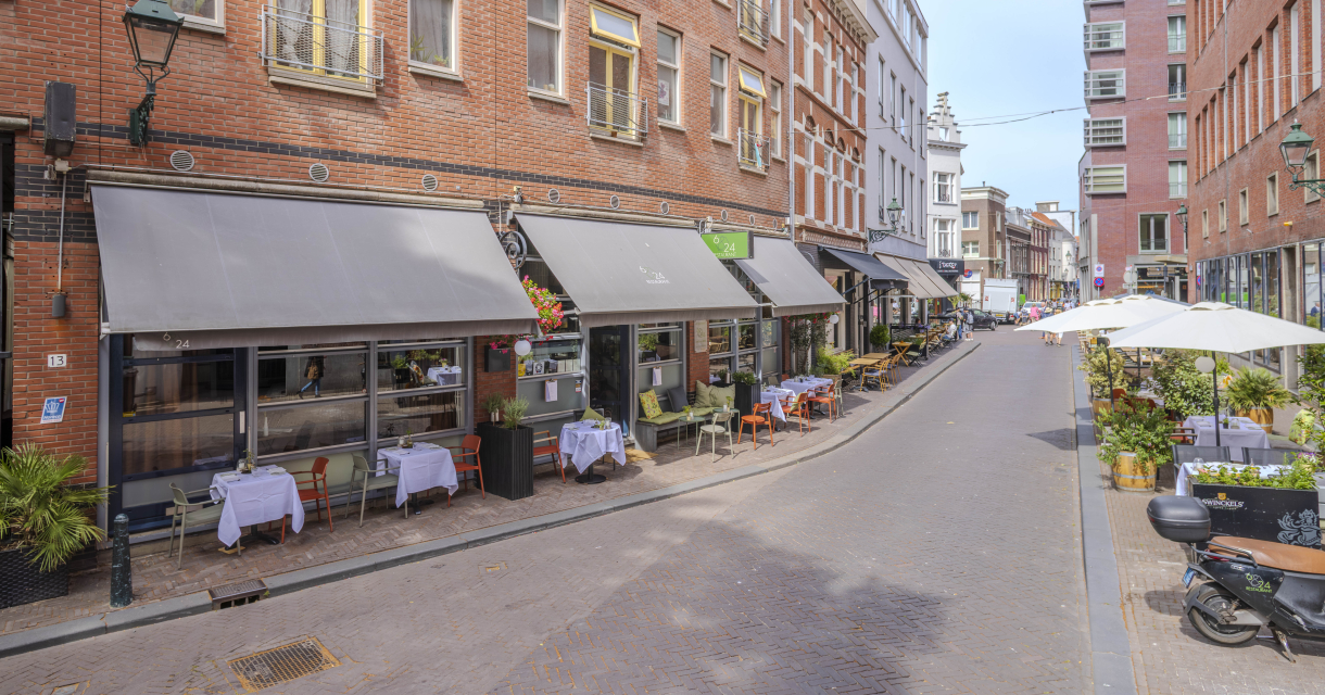 Vue d'une rue avec des restaurants et des terrasses à La Haye