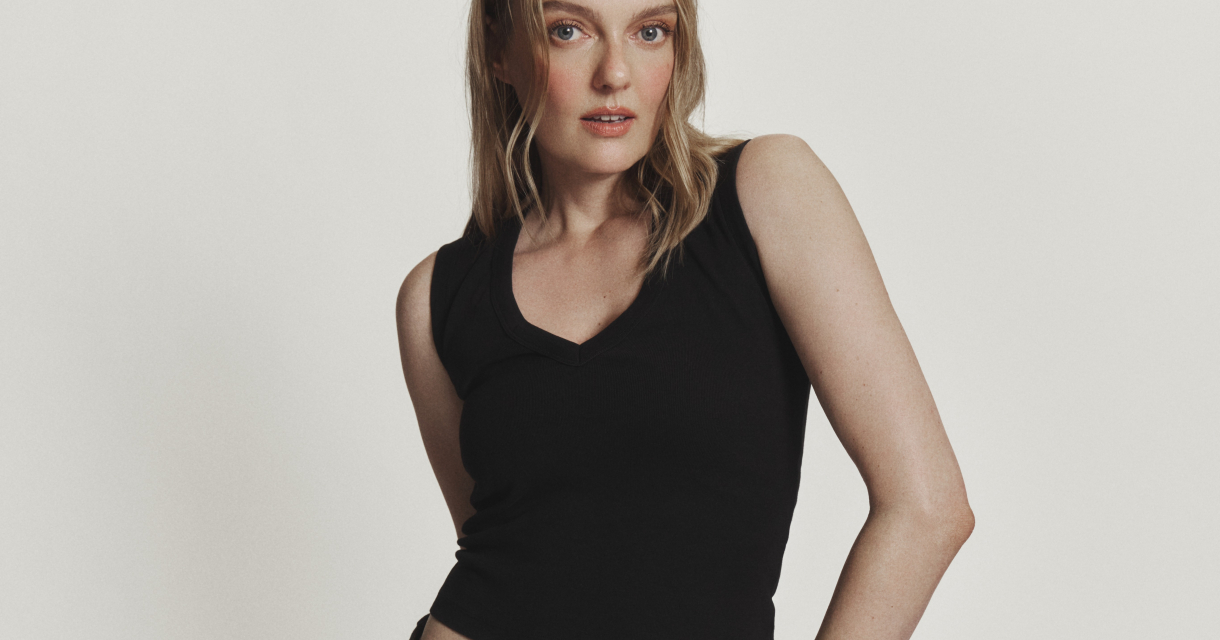 Zangeres Rianne poseert in een zwarte top en jeans. Foto: Nicky Onderwater