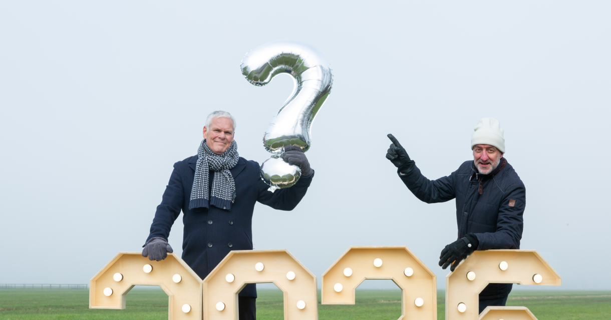 Twee mannen in winterkleding met een groot vraagteken en cijfers.