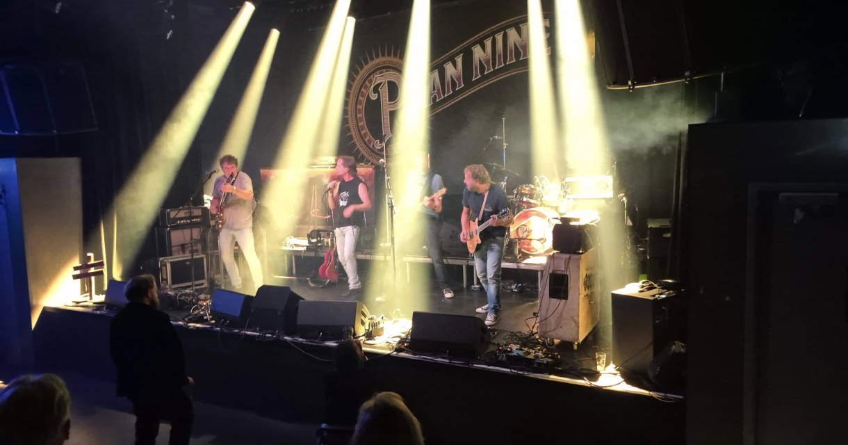 Band speelt live muziek met schijnwerpers op het podium