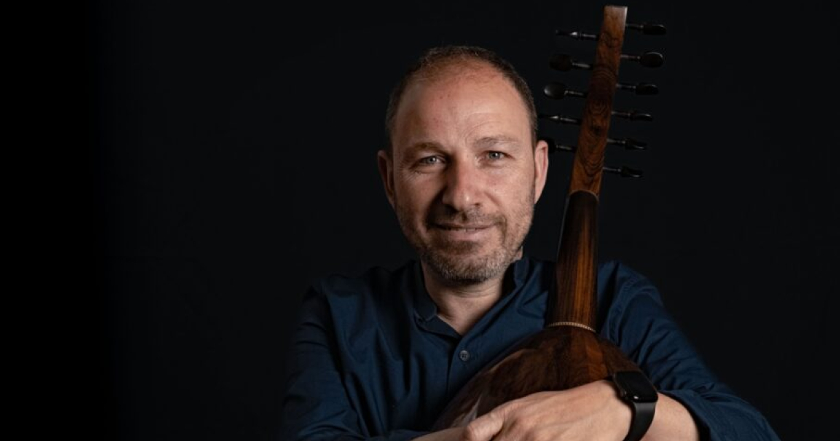 Nizar Rohana in een verstild moment met zijn oed, symbool van puurheid en traditie, midden in een solistische uitvoering van zijn album Safa.