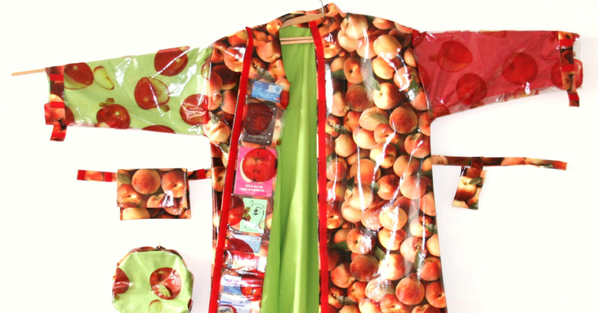 Een jas met een kleurrijke fruitprint en bijpassende accessoires.