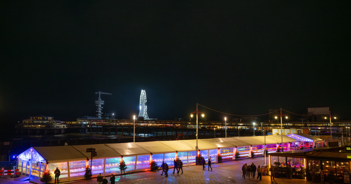 Skate by the Sea, Eislaufbahn auf dem Pier von Scheveningen mit Lichtshows in der Nacht.