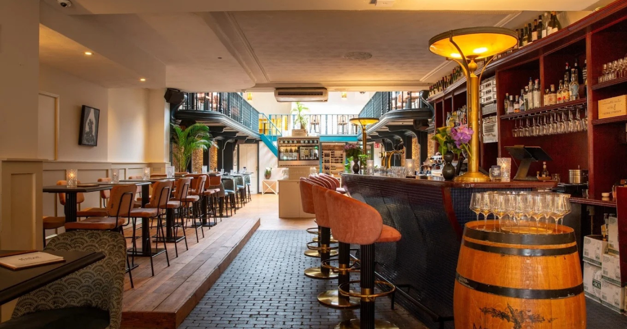 Gezellig restaurantinterieur The Social Club The Hague met bar en stoelen
