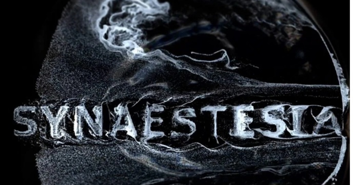 Zwart-witte abstracte kunst banner met het woord 'Synaesthetia'.