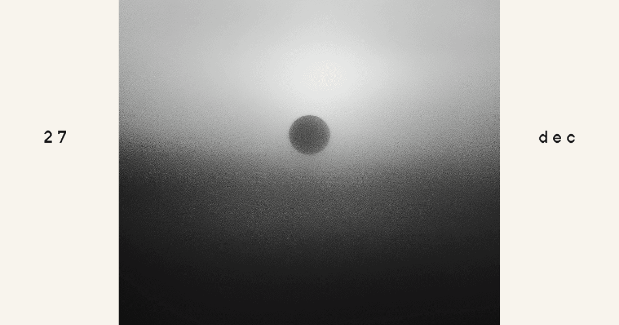 Zwart-witte poster voor een evenement met een zonvormige afbeelding in de lucht.