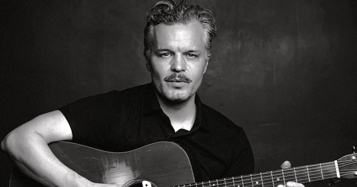 De Zweedse singer-songwriter met gitaar met een serieuze uitstraling.