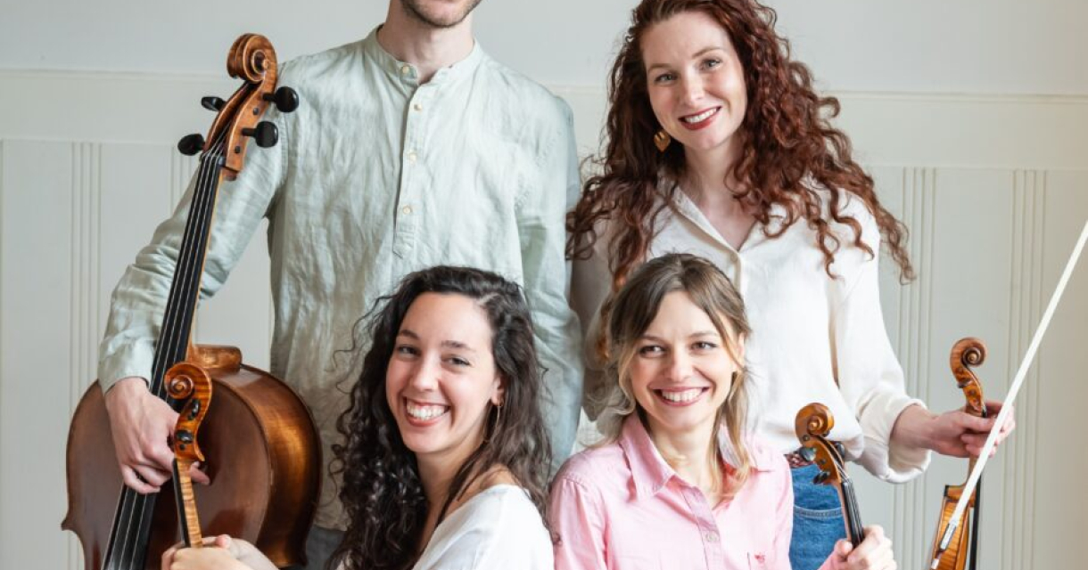 Vier muzikanten poseren met een cello en violen