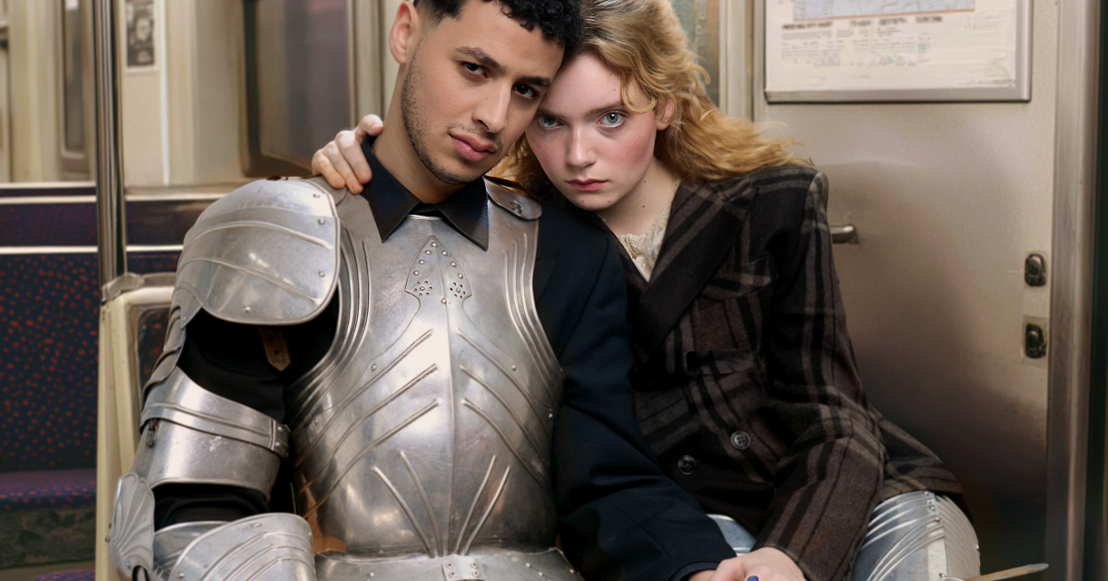 Een man in harnass en een vrouw met een jas zit in de metro.