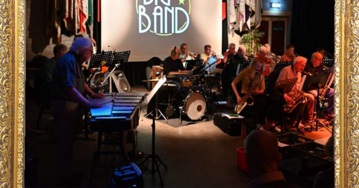 De Frits Landesbergen Big Band op het podium tijdens een jazzoptreden