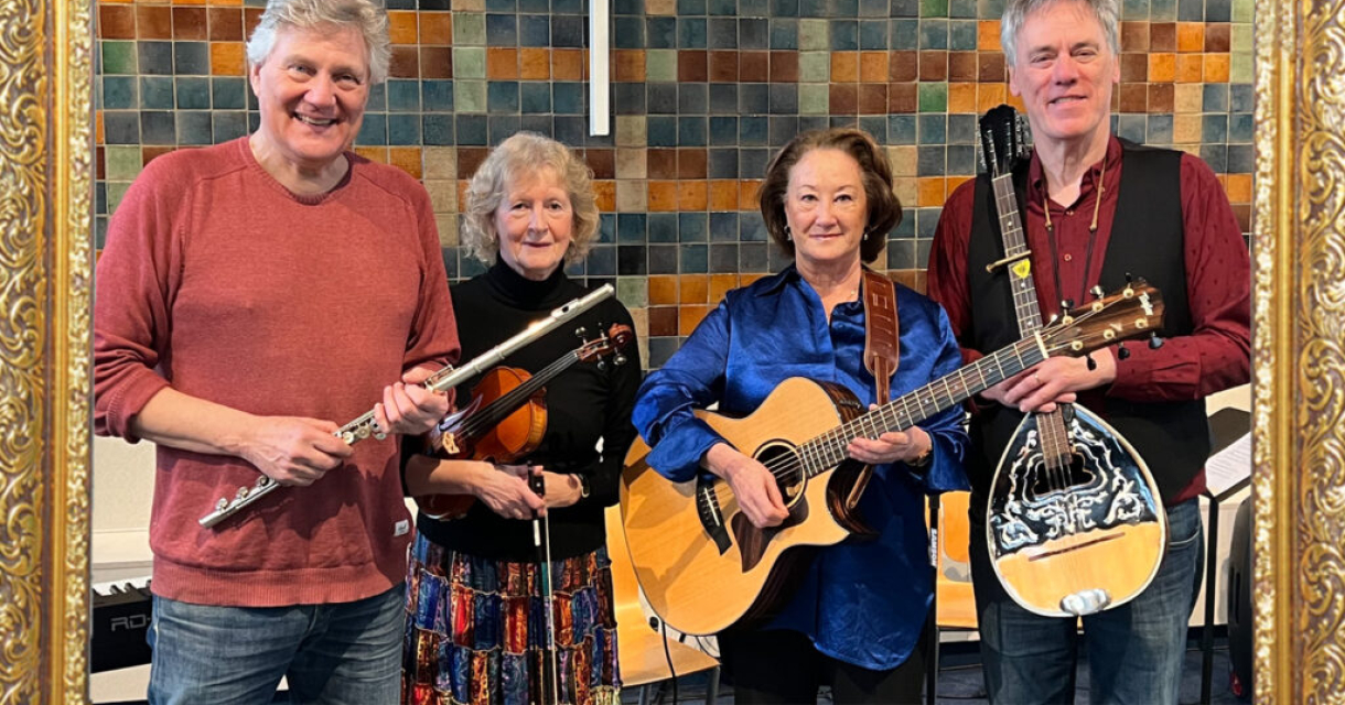 Folkgroep King's Galliard speelt Ierse muziek op het podium van Het Zeeheldentheater