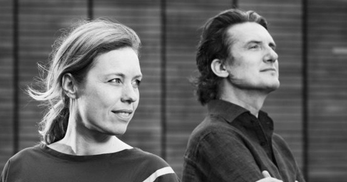 Een vrouw en een man staan respectievelijk met hun rug naar elkaar in zwart-wit.