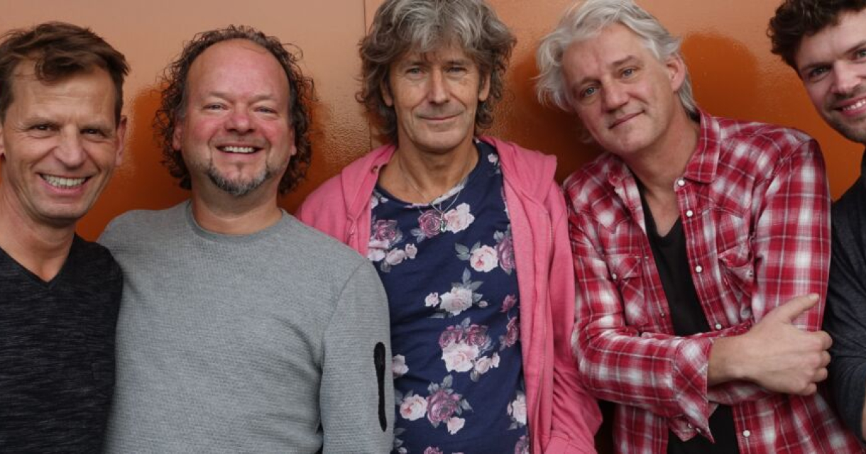 Bandfoto met lachende bandleden van Toontje Lager.